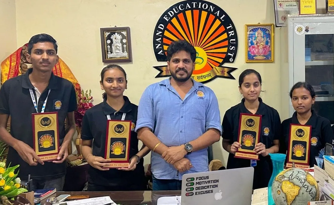 Students honoured with plaques alongside the Chairman